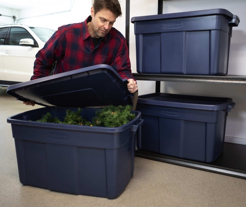 Rubbermaid® Roughneck Tote, 31-Gallon, Dark Indigo Metallic - Image 4