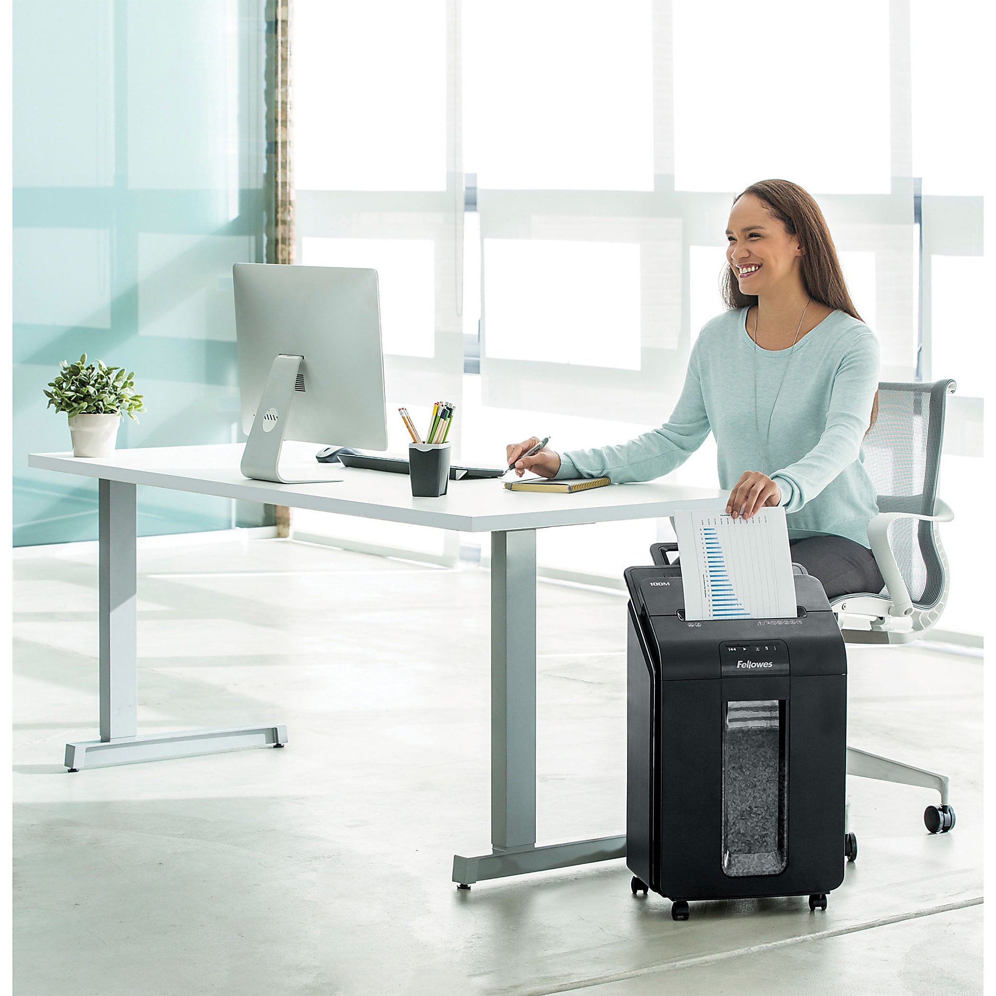 Fellowes® AutoMax™ 100M Auto Feed 100 Sheet Micro-Cut Shredder, Black - Image 9