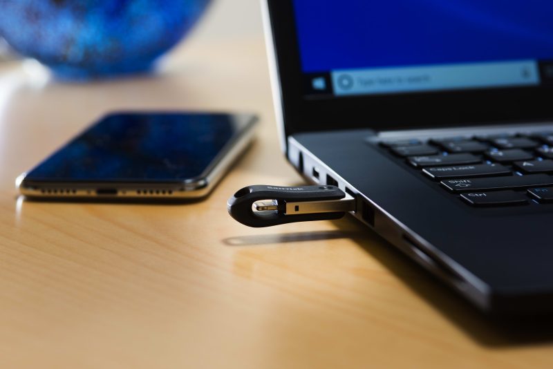 SanDisk® iXpand USB 3.0/Lightning Flash Drive, 64GB, Silver - Image 11
